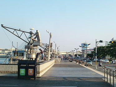 嘉義布袋港人行步道區(漁船作業機具好像是人的造型喔！)